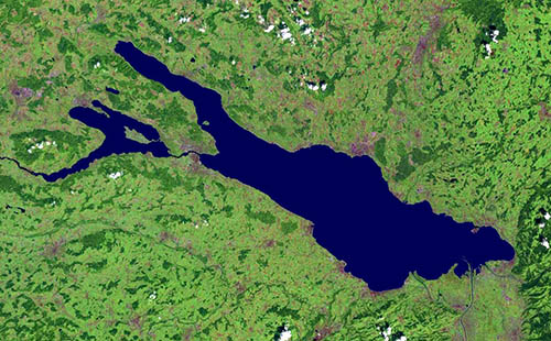 Grenzenlos und daher verbindend? Der Bodensee gehört allen Anrainerstaaten gemeinsam – Deutschland, Österreich und der Schweiz.