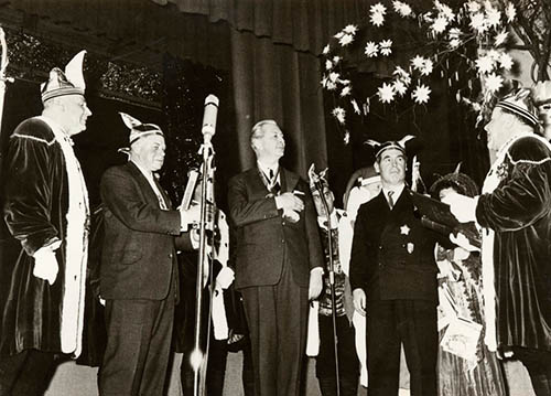 Schwäbisch-alemannisches Narrentreffen in Singen am 6.2.1960, auf der Bühne Ministerpräsident Kurt Georg Kiesinger. Foto: LMZ Baden-Württemberg
