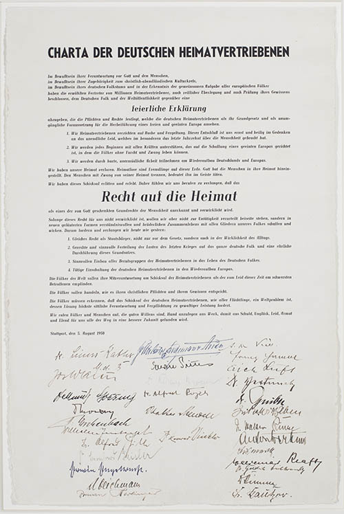 Das abgebildete Exemplar der Charta der deutschen Heimatvertriebenen ist eines der beiden Originale, die am 6. August 1950 von einem Teil der 30 Unterzeichner der Charta unterschrieben wurden. 