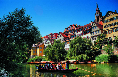 Die Neckarseite in Tübingen mit dem berühmten Hölderlinturm 