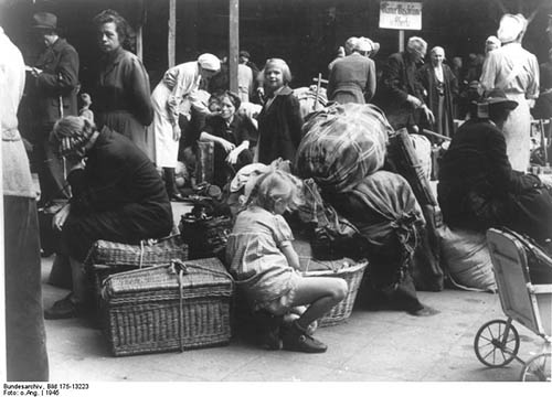 Flüchtlinge aus Pommern, Ost- und Westpreußen, Berlin 1945, Foto: Bundesarchiv, Bild 175-13223 / CC-BY-SA