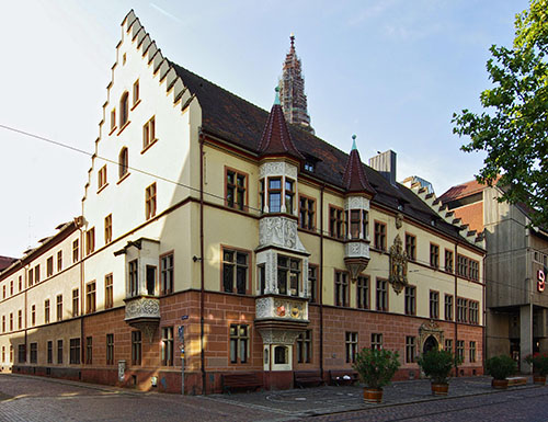 Der Basler Hof in Freiburg, Denkmal historischer Kontinuität. Der Basler Hof in Freiburg, Denkmal historischer Kontinuität: seit 1759 Sitz der vorderösterreichischen Regierung, heute Sitz des Freiburger Regierungspräsidenten. Foto: Wikimedia.org/Joergens.mi, CC-BY-SA-3.0 (de)