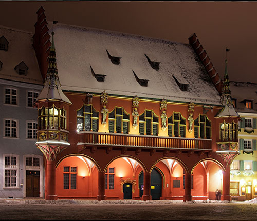 Das historische Kaufhaus am Münsterplatz ist einer der schönsten spätgotischen Bauten in Freiburg. Das historische Kaufhaus am Münsterplatz ist einer der schönsten spätgotischen Bauten in Freiburg. Foto: Wikimedia.org/Joergens.mi, CC-BY-SA-3.0 (de)