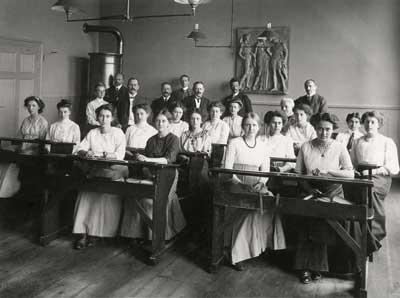 Die Oberprima des Mädchengymnasiums Karlsruhe mit zwei Lehrerinnen und sieben Lehrern 1911 in einem Schulraum des heutigen Fichtegymnasiums. Foto: Stadtarchiv Karlsruhe Die Oberprima des Mädchengymnasiums Karlsruhe mit zwei Lehrerinnen und sieben Lehrern 1911 in einem Schulraum des heutigen Fichtegymnasiums. Foto: Stadtarchiv Karlsruhe