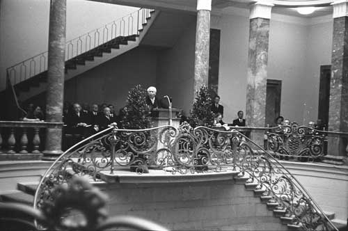 Festrede von Bundespräsident Theodor Heuss anlässlich der Übergabe des Bundesgerichtshofs im ehemaligen Erbgroßherzoglichen Palais. Foto: Stadtarchiv Karlsruhe Festrede von Bundespräsident Theodor Heuss anlässlich der Übergabe des Bundesgerichtshofs im ehemaligen Erbgroßherzoglichen Palais. Foto: Stadtarchiv Karlsruhe