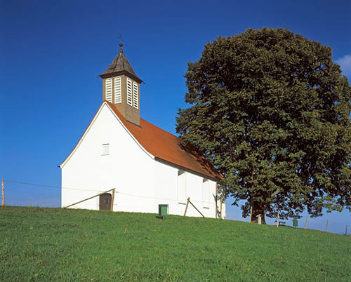 Die Heilig-Kreuz-Kapelle auf dem Kappellenberg bei Amtzell - inmitten der sakralen Landschaft Oberschwabens. Foto: Kapellenberg von Südwest im Jahr 1999, LMZ Baden-Württemberg, Dieter Jaeger Die Heilig-Kreuz-Kapelle auf dem Kappellenberg bei Amtzell - inmitten der sakralen Landschaft Oberschwabens. Foto: Kapellenberg von Südwest im Jahr 1999, LMZ Baden-Württemberg, Dieter Jaeger
