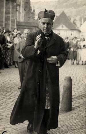 Der Freiburger Erzbischof Conrad Gröber (1872–1948) im Jahr 1934 auf dem Freiburger Münsterplatz. Foto: Erzbischöfliches Archiv der Erzdiözese Freiburg Der Freiburger Erzbischof Conrad Gröber (1872–1948) im Jahr 1934 auf dem Freiburger Münsterplatz. Foto: Erzbischöfliches Archiv der Erzdiözese Freiburg