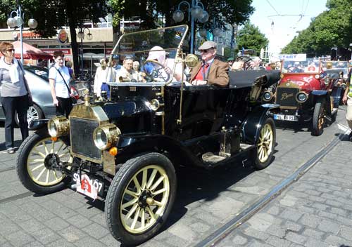 Mitten in Mannheim startete am 24. Juni 2011 wieder einmal die Bertha-Benz-Fahrt Mitten in Mannheim startete am 24. Juni 2011 wieder einmal die Bertha-Benz-Fahrt