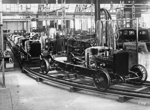 Blick in die Montagehalle von Benz um 1928 Blick in die Montagehalle von Benz um 1928