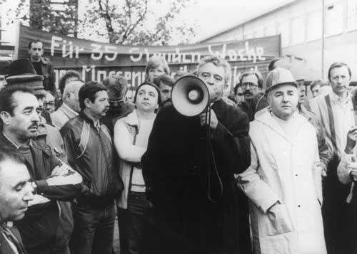 Warnstreik vor Tor 1 des Daimler-Benz Werks im Mai 1984. Der Betriebsratsvorsitzende Herbert Lucy informiert per Megafon über die Tarifforderungen. Foto: Stadtarchiv Mannheim Warnstreik vor Tor 1 des Daimler-Benz Werks im Mai 1984. Der Betriebsratsvorsitzende Herbert Lucy informiert per Megafon über die Tarifforderungen. Foto: Stadtarchiv Mannheim