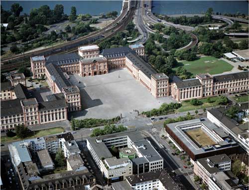Residenz des pfälzischen Kurfürsten: Das Mannheimer Schloss, eines der größten Barockschlösser in Europa, ist heute Sitz der Universität. Foto: Vermögen und Bau Baden-Württemberg, Amt Mannheim Residenz des pfälzischen Kurfürsten: Das Mannheimer Schloss, eines der größten Barockschlösser in Europa, ist heute Sitz der Universität. Foto: Vermögen und Bau Baden-Württemberg, Amt Mannheim
