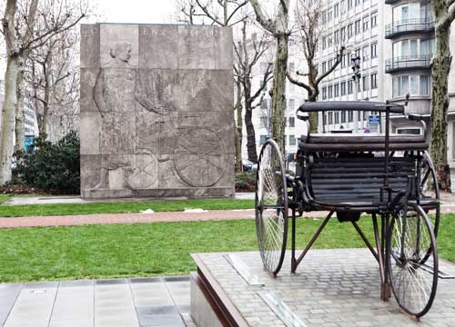 Das 1933 eingeweihte Carl-Benz-Denkmal (aufgenommen 2011) steht gemeinsam mit einer Nachbildung des Patentmotorwagens in unmittelbarer Nähe des Mannheimer Wasserturms. Foto: Stadtarchiv Mannheim Das 1933 eingeweihte Carl-Benz-Denkmal (aufgenommen 2011) steht gemeinsam mit einer Nachbildung des Patentmotorwagens in unmittelbarer Nähe des Mannheimer Wasserturms. Foto: Stadtarchiv Mannheim