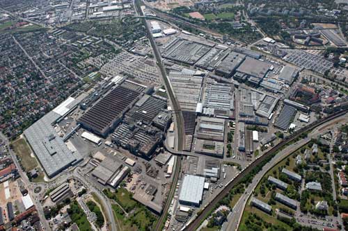 Industrie braucht Fläche: Luftbildaufnahme der Mercedes-Benz-Werke (aufgenommen 2010) auf dem Mannheimer Luzenberg. Foto: Daimler AG Archive Industrie braucht Fläche: Luftbildaufnahme der Mercedes-Benz-Werke (aufgenommen 2010) auf dem Mannheimer Luzenberg. Foto: Daimler AG Archive