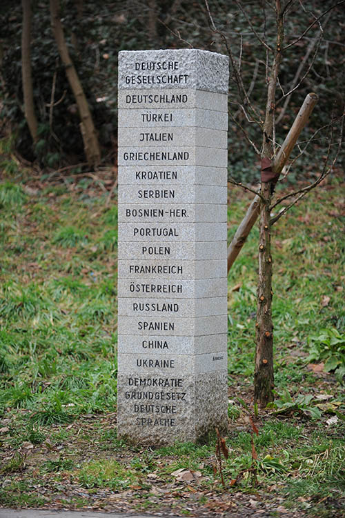 Im Stuttgarter Nordbahnhofviertel setzt ein im Jahr 2010 aufgestelltes Kunstwerk ein Zeichen für das Miteinander der Bewohner und für die gelungene Integrationsarbeit in diesem Stadtteil, in dem Menschen aus mehr als 150 Ländern der Erde zusammenleben. Foto: Pressebüro Andreas Kaier, Esslingen am Neckar