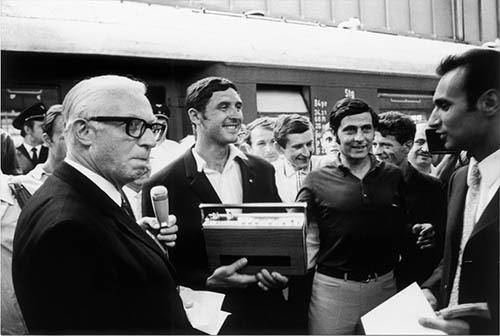 5. August 1970: Der 500 000ste „Gastarbeiter“ kommt nach Baden-Württemberg. Am Stuttgarter Hauptbahnhof wird er von einem Komitee empfangen. Als Begrüßungsgeschenk erhält er vom Präsidenten des Landesarbeitsamtes ein Transistorradio. Foto: Frank Eppler