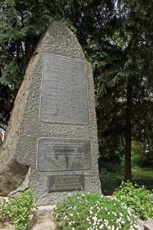 Der 1899 in Rastatt errichtete Findling erinnert an die standrechtlich erschossenen Freiheitskämpfer von 1849. Foto: LMZ Baden-Württemberg