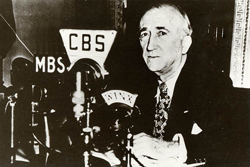 Byrnes bei einer Pressekonferenz im Juli 1946, auf der er über Rundfunk das amerikanische Volk über den Fortgang der Verhandlungen der alliierten Siegermächte informierte. Foto: LMZ Baden-Württemberg