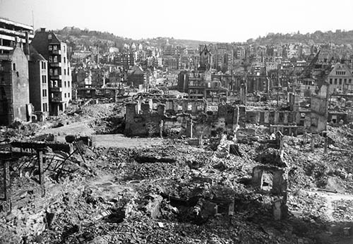Das zerstörte Stuttgart im Jahr 1946: Blick vom Rathaus über die Altstadt zur Leonhardskirche. Foto: LMZ Baden-Württemberg