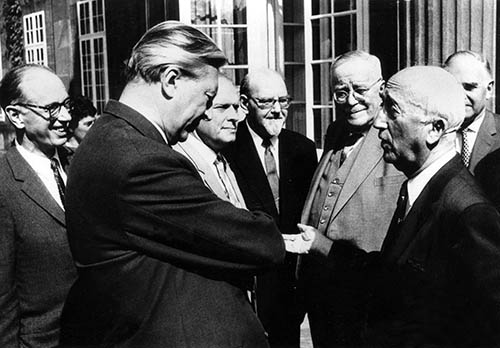 Bei einem privaten Besuch bei Ministerpräsident Kurt Georg Kiesinger (l.) in Stuttgart traf James F. Byrnes (r.) im Sommer 1961, 15 Jahre nach seiner „Rede der Hoffnung“, geladene Gäste in der Villa Reitzenstein.