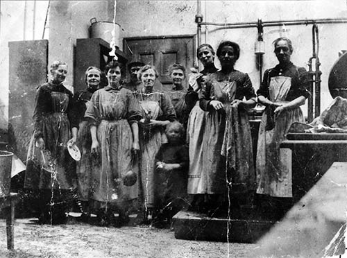 Das Küchenpersonal der vom Badischen Frauenverein betriebenen Volksküche II in Mannheim 1914. Das Küchenpersonal der vom Badischen Frauenverein betriebenen Volksküche II in Mannheim 1914.