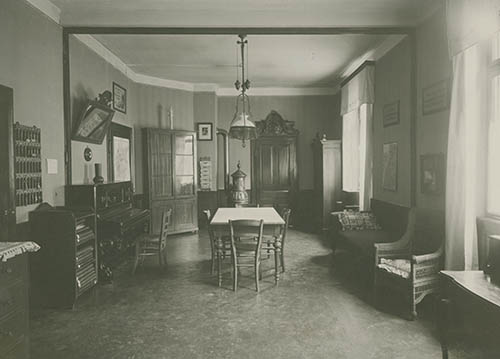 Wohnzimmer des Geschäftsgehilfinnenheims, Karlsruhe 1906. Wohnzimmer des Geschäftsgehilfinnenheims, Karlsruhe 1906.