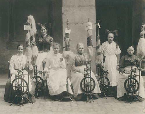 Das Bild stammt von der „Großen Spinnereiausstellung“ 1903 im Markgräflichen Palais in Karlsruhe Das Bild stammt von der „Großen Spinnereiausstellung“ 1903 im Markgräflichen Palais in Karlsruhe