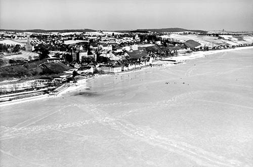  Wege über das Eis vor der Kulisse von Meersburg. Foto: LMZ Baden-Württemberg