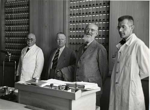 Der unkonventionelle Unternehmer Robert Bosch verstand sich als Philanthrop. Dazu gehörte auch seine Förderung des Gesundheitswesens, so die Stiftung des nach ihm benannten Stuttgarter Krankenhauses, das sich in seinem Sinne auch der Homöopathie verpflichtet fühlt. Das Foto zeigt Robert Bosch (2. v. r.) im Jahr 1940 in der Apotheke des Robert-Bosch-Krankenhauses.