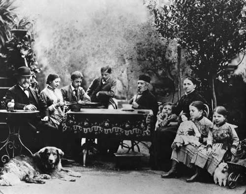 Die Familie Daimler um 1885. Von links: Gottlieb Daimler, seine Schwägerin Marie Kurz, sein ältester Sohn Paul, sein zweiter Sohn Adolf, Daimlers Schwiegervater, der Apotheker Friedrich Kurz, der jüngste Sohn Wilhelm, seine erste Frau Emma, geborene Kurz, die älteste Tochter Emma und schließlich die zweite Tochter Martha – außerdem Hund Bello. Foto: Daimler AG Archive