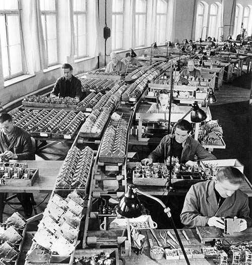 Produktionshalle der Firma Mauthe in Schwenningen 1955. Foto: LMZ Baden-Württemberg