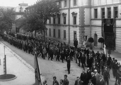 Fidelisprozession vor dem Prinzenbau in Sigmaringen im Jahr 1929.