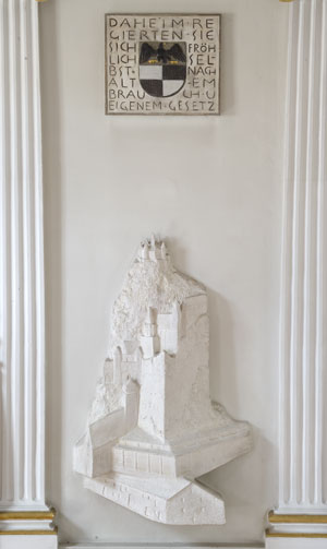 Das Foto zeigt das im Sitzungssaal des Landeshauses in Sigmaringen befindliche Stuckrelief Hohenzollern