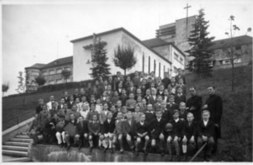 Gruppenbild von den Zöglingen des Fideliskonvikts mit Rektor Volm und Präfekt Abberger aus dem Jahr 1948