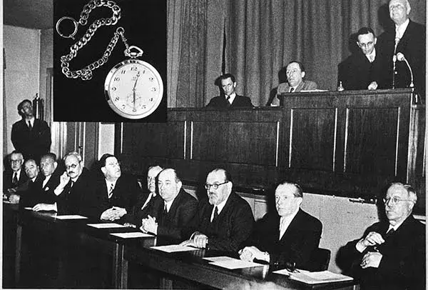 Am 25. April 1952 beruft Reinhold Maier (FDP/DVP; ganz rechts sitzend) die Vorläufige Regierung des eben gegründeten Landes Baden-Württemberg. Mit Blick auf seine Taschenuhr erklärt er um 12.30 Uhr die Gründung des neuen Südweststaats. Foto: LMZ Baden-Württemberg