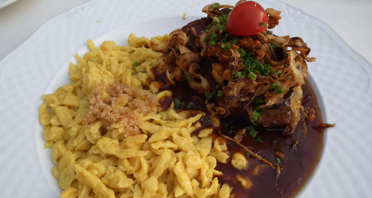 Zwiebelrostbraten mit Spätzle. Foto: Wikimedia Commons | 4028mdk09 | CC BY-SA 3.0