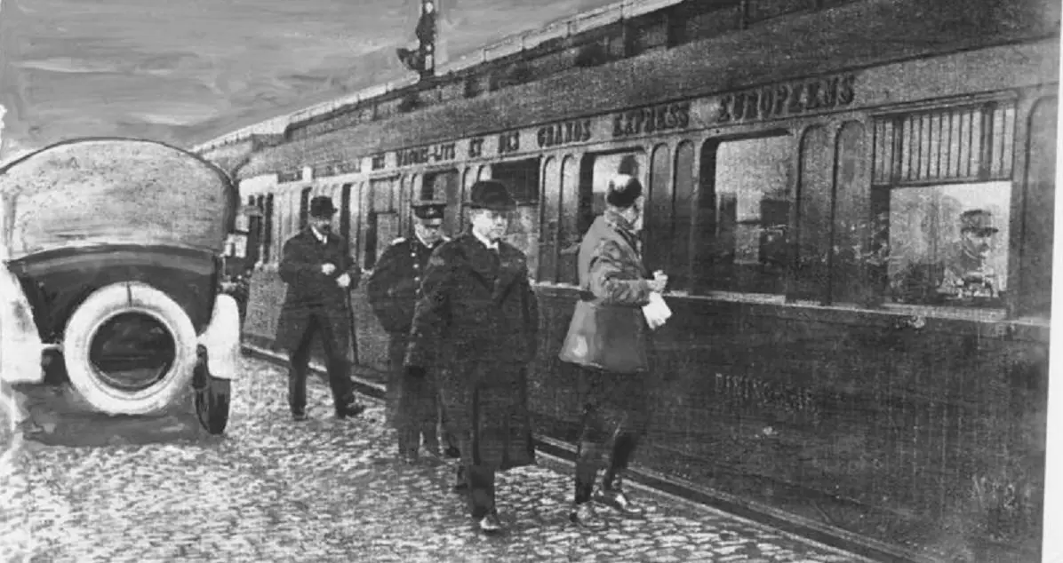 Erzberger vor einem Eisenbahnwaggon.