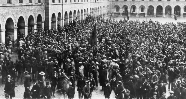 Revolution in Stuttgart, 1918. Foto: LMZ Baden-Württemberg Blick auf eine Menschenmenge im Hof der Rotebühlkaserne in Stuttgart: Revolution von 1918.