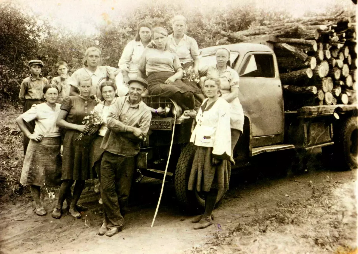 Deutsche Frauen im Gebiet Kujbyschew beim Holzschlag, 1949. Foto: Margarita Esau (Sammlung Viktor Krieger, Heidelberg).