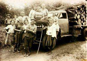 Deutsche Frauen im Gebiet Kujbyschew beim Holzschlag, 1949. Foto: Margarita Esau (Sammlung Viktor Krieger, Heidelberg).