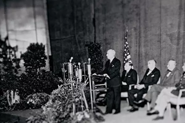 Der amerikanische Außenminister James F. Byrnes am 6. September 1946 am Rednerpult im Württembergischen Staatstheater. Hinter ihm sitzen (v. l.) Botschafter Robert Murphy, Senator Arthur Vandenberg (Republikaner, Michigan), Senator Tom Connally (Demokrat, Texas) und General Joseph T. McNarney. Die Stuttgarter Rede von Byrnes wurde als „Speech of Hope“ populär, weil sie eine Kehrtwende der US-amerikanischen Deutschlandpolitik nach 1945 verdeutlichte. Foto: LMZ Baden-Württemberg