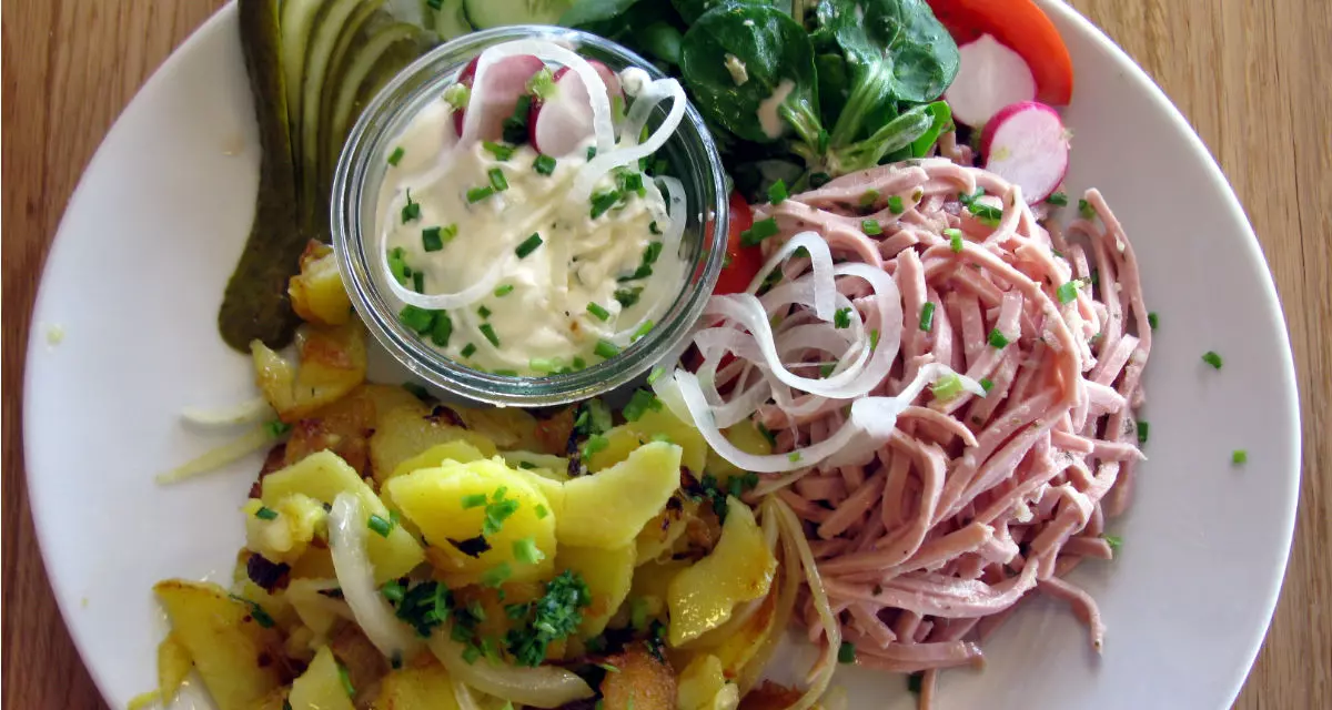 Wurstsalat, Bibbeleskäs und Brägele - eine typische badische Spezialität. Foto: Wikimedia Commons | Andreas Schwarzkopf | CC BY-SA 3.0
