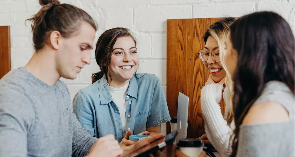 Junge Menschen diskutieren. Foto: unsplash.com/Brooke Cagle. Junge Menschen diskutieren. Foto: unsplash.com/Brooke Cagle.
