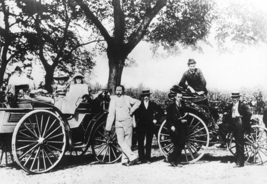 Carl Benz mit Familie und Baron von Liebig bei einer Ausfahrt mit Benz - Viktoria - Wagen 1894. Foto: LMZ Baden-Württemberg