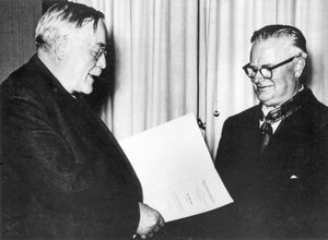 Gottlob Kamm, der württemberg-badische „Entnazifizierungsminister“, Sozialdemokrat, selbst „Schutzhaft“-Opfer und vor seiner Ministertätigkeit Bürgermeister von Schorndorf, bei einer Ordensverleihung im Jahr 1948 mit Ministerpräsident Reinhold Maier.