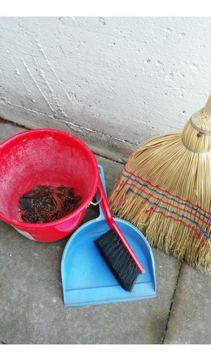Die essentielle Ausrüstung zur Verrichtung der Kehrwoche: Besen und Eimer, sowie Kutterschaufel und -besen
