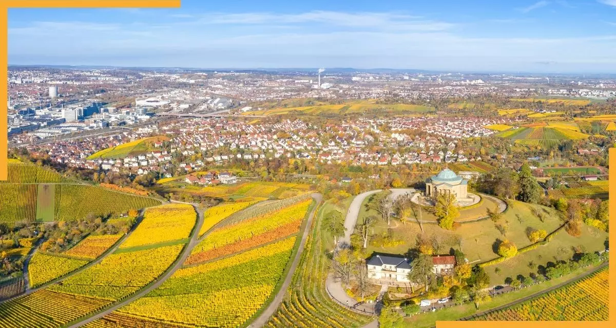 Grabkapelle auf dem Württemberg mit Blick auf Stuttgart. Foto via Canva.