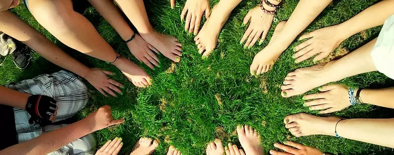 Gruppe von Jugendlichen Junge Menschen stehen zusammen. Foto: pixabay.com | vait Mcright