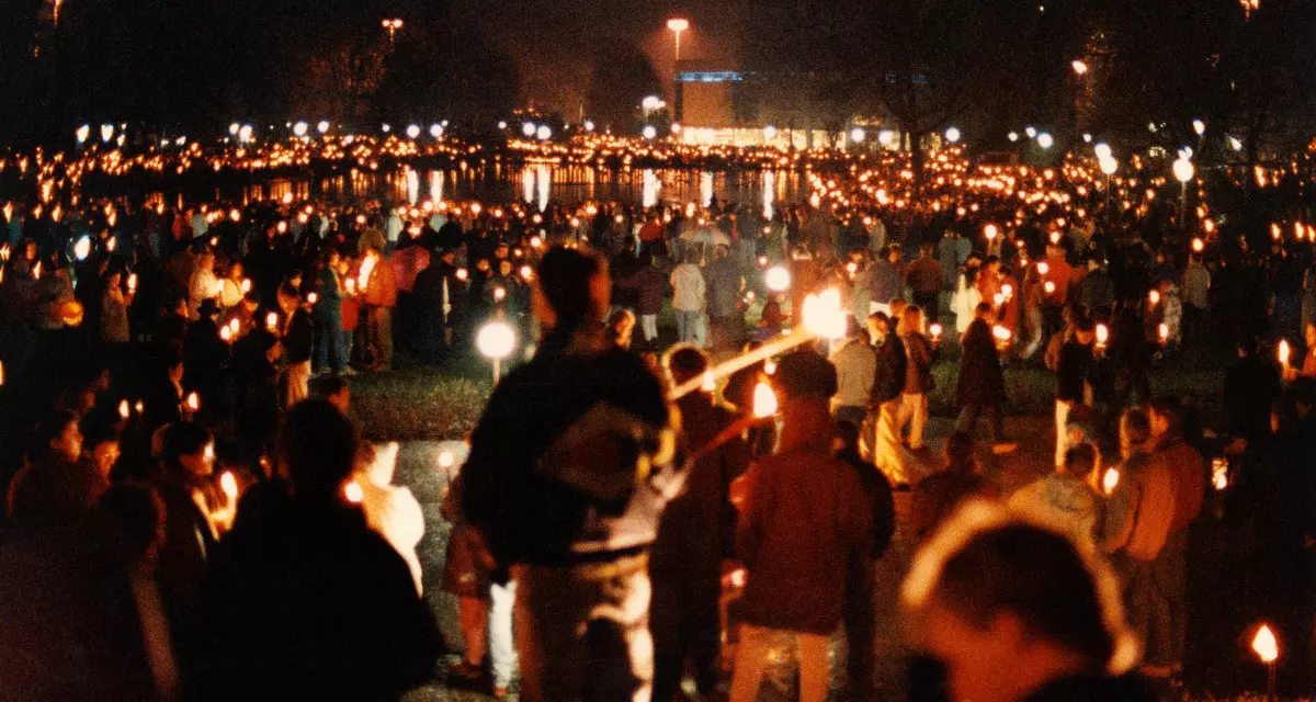 Gegen Hass und Gewalt. Am 20. Dezember setzen in Stuttgart mehr als 120.000 Menschen mit einer rund elf Kilometer langen Lichterkette ein „Zeichen gegen rechts“. (LMZ Baden-Württemberg | Sven Grenzemann)