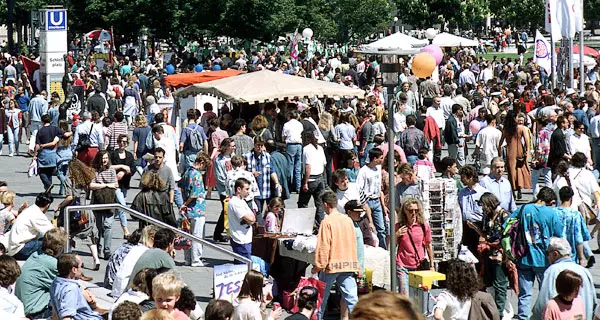 Menschen auf dem Schlossplatz in Stuttgart. Foto: LMZ | Dieter Jaeger