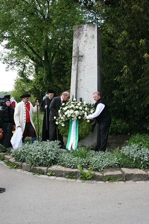 Die Erinnerung wird gepflegt: Im Rahmen der Heimattage der Banater Schwaben im Mai 2010 legten der Ulmer Oberbürgermeister Ivo Gönner und der Vorsitzende der Landsmannschaft der Banater Schwaben, Bernhard Krastel, einen Kranz am Auswanderer-Denkmal nieder. Foto: Landsmannschaft der Banater Schwaben, München